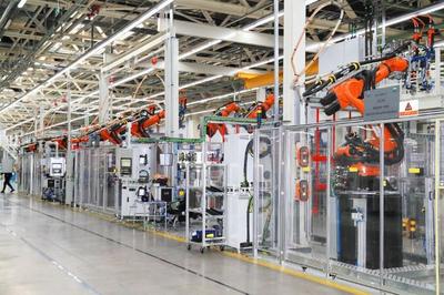 北京奔馳全新電池生產線建成，電動化進程全面提速，首搭車型EQE引領高端電動出行